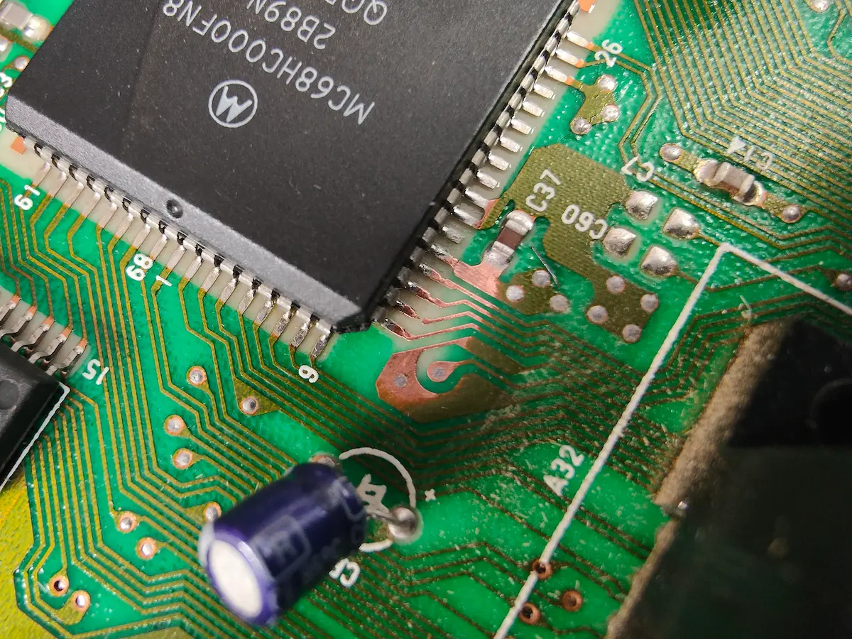 Pistas de la CPU expuestas tras limpiar con lápiz de fibra